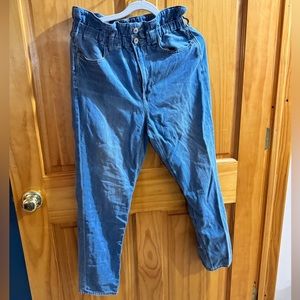 American Eagle Short Ruffled waist and Bow Tie Belt Jeans